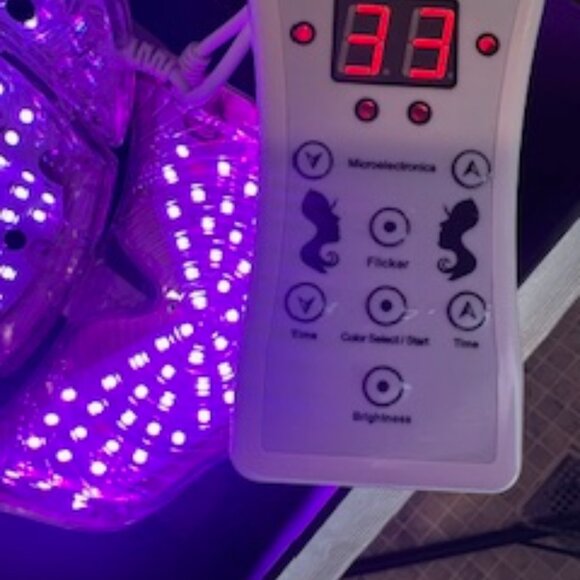 Latoua Mille Radiant Glow LED Face Mask and Neck Device - Picture 12 of 13